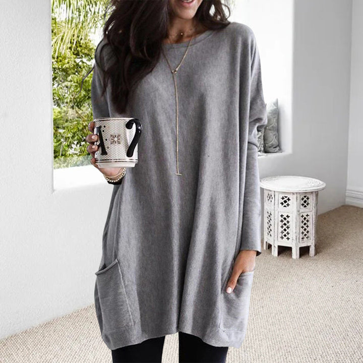 Robe ample grise à manches longues, col rond avec patte boutonnée et poches latérales