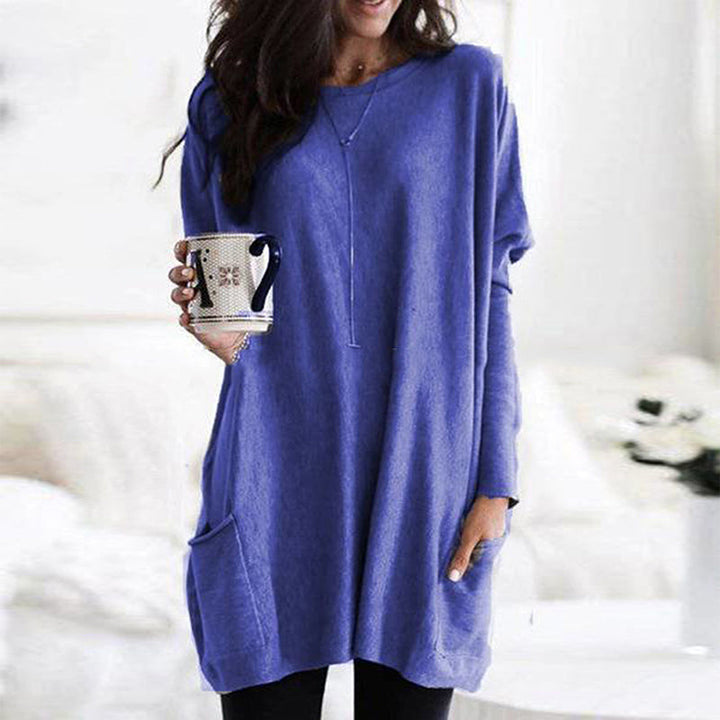 Robe ample bleue à manches longues, col rond avec patte boutonnée et poches latérales