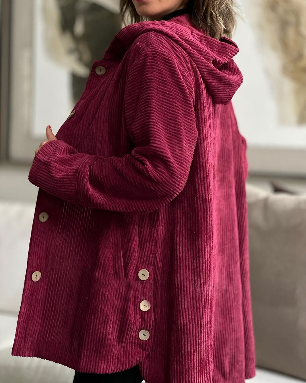 Veste en velours côtelé bordeaux à capuche, manches longues, fermeture boutonnée