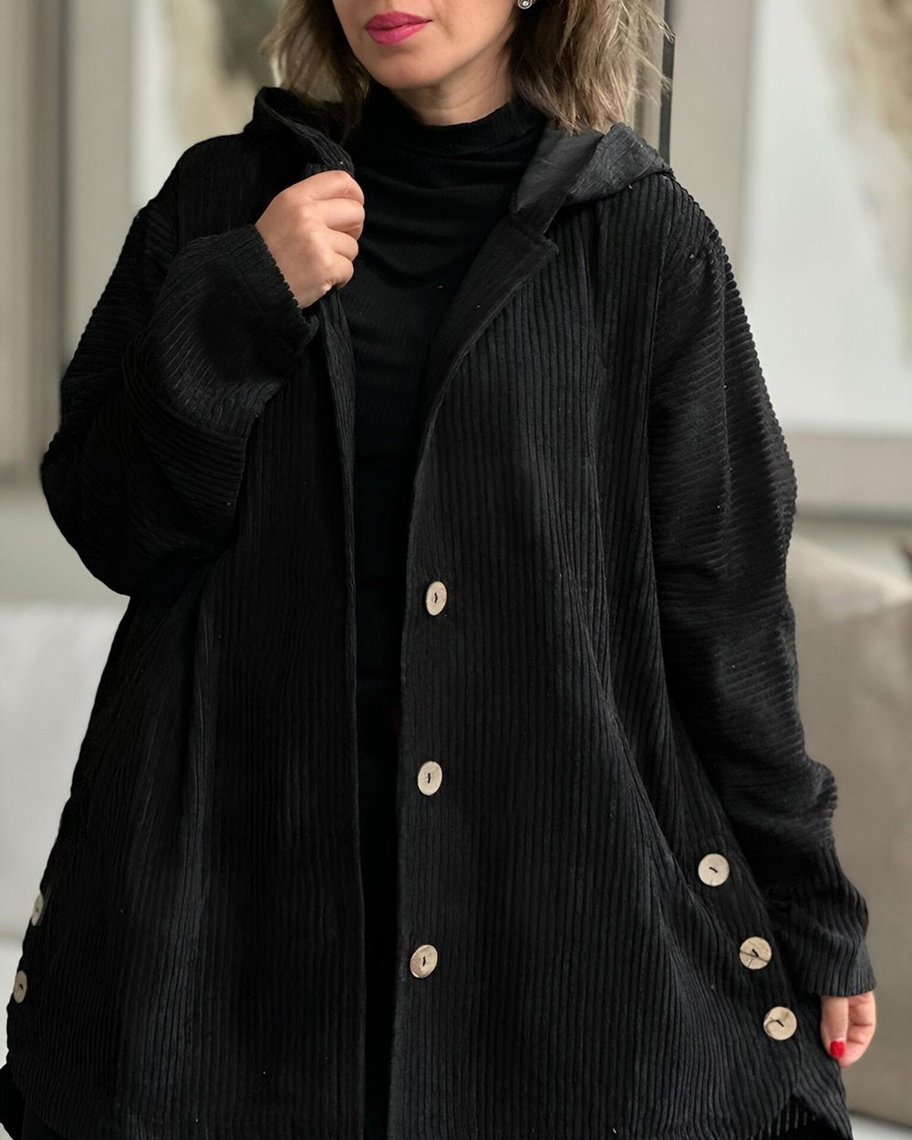 Veste en velours côtelé noire à capuche, fermeture boutonnée, coupe ample