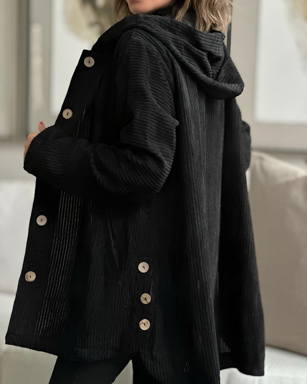 Veste en velours côtelé noire à capuche, fermeture boutonnée, poches sur le devant