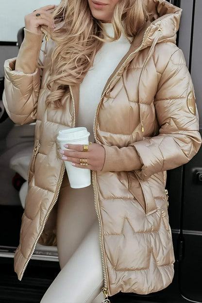 Manteau matelassé beige à capuche, fermeture zippée, poches, col montant avec cordon.