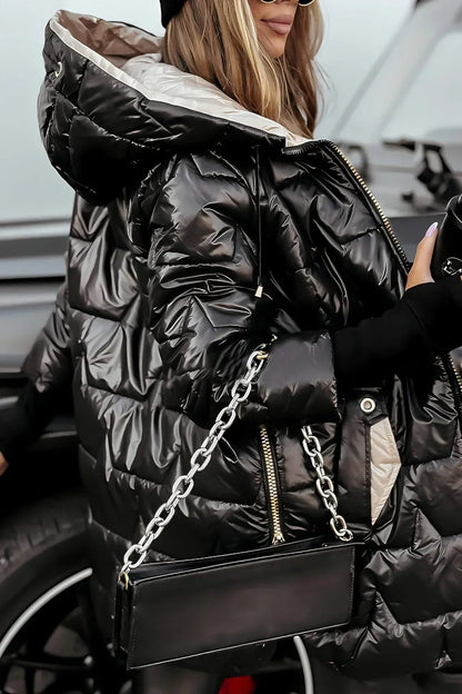Manteau matelassé noir brillant à capuche, zip doré, poches zippées, manches longues.