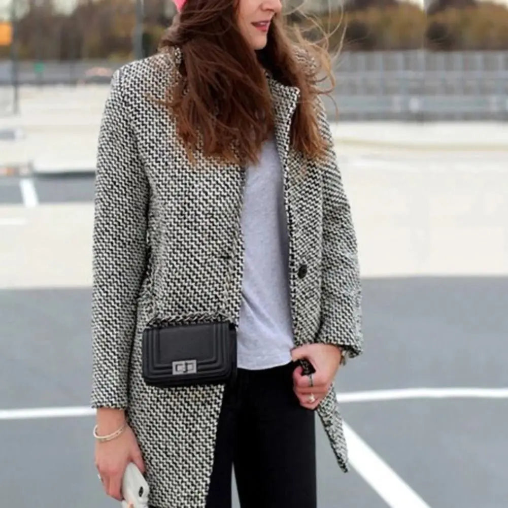 Manteau d’hiver noir et blanc à motif pied-de-poule, col cranté et boutonnage.
