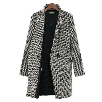 Manteau d’hiver pied-de-poule noir et blanc, ouverture avant, doublure foncée.