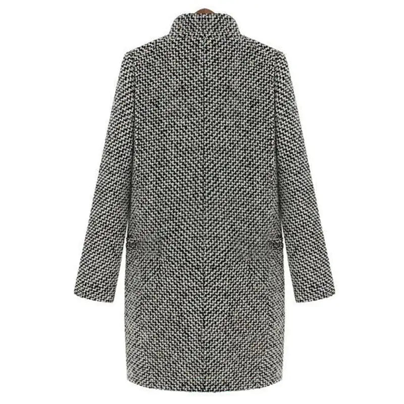Manteau mi-long à motif pied-de-poule noir et blanc, vue dos, manches longues.