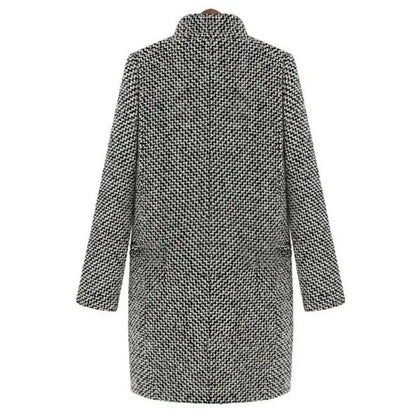 Manteau mi-long à motif pied-de-poule noir et blanc, vue dos, manches longues.