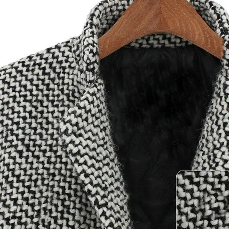 Manteau à motif pied-de-poule noir et blanc, doublure noire et col intérieur.