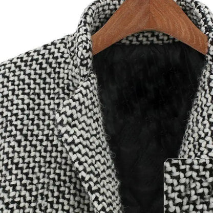 Manteau à motif pied-de-poule noir et blanc, doublure noire et col intérieur.