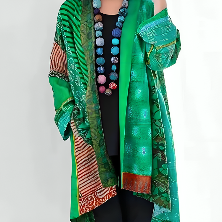 Gilet long vert à motifs, manches kimono, bordures turquoises et brunes.