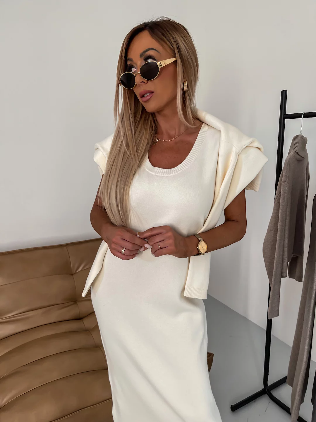 Ensemble en maille crème : robe longue col rond et gilet drapé manches courtes.