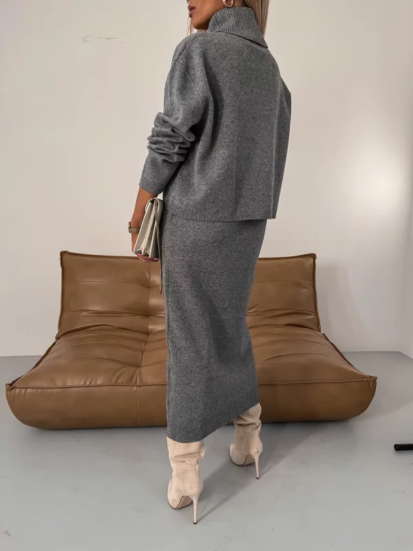 Ensemble en maille gris, vue de côté : robe longue col montant, coupe droite.