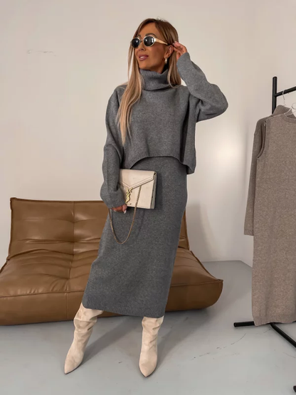 Ensemble en maille gris : robe longue col montant, manches chauve-souris, coupe ample.