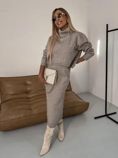 Ensemble en maille gris, vue de trois-quarts : robe longue col montant, manches longues.