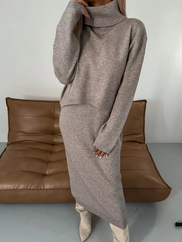 Ensemble en maille gris : robe longue col roulé, manches longues, silhouette droite.