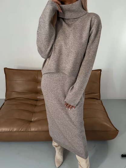 Ensemble en maille gris : robe longue col roulé, manches longues, silhouette droite.