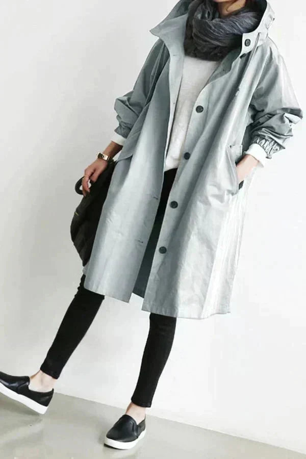 Trench-coat déperlant gris clair à capuche, boutons noirs et col montant