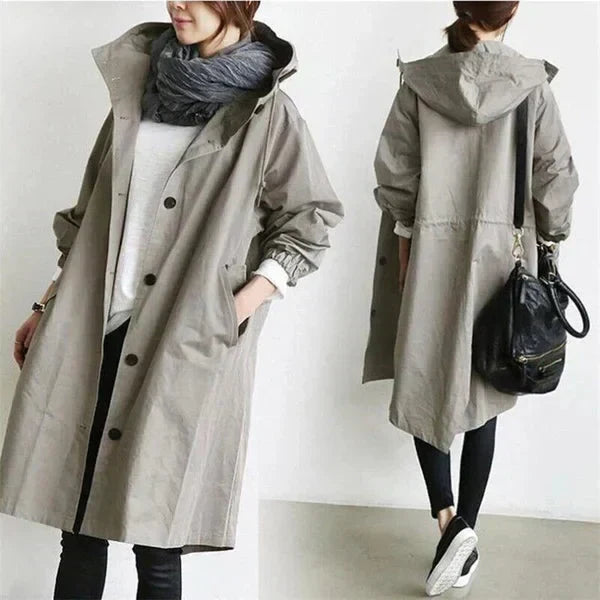 Trench-coat déperlant beige à capuche, boutonnage noir et manches bouffantes