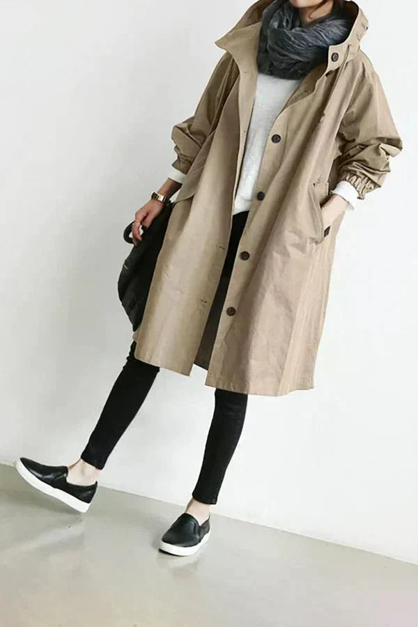 Trench-coat déperlant beige clair à capuche, boutons foncés et manches froncées