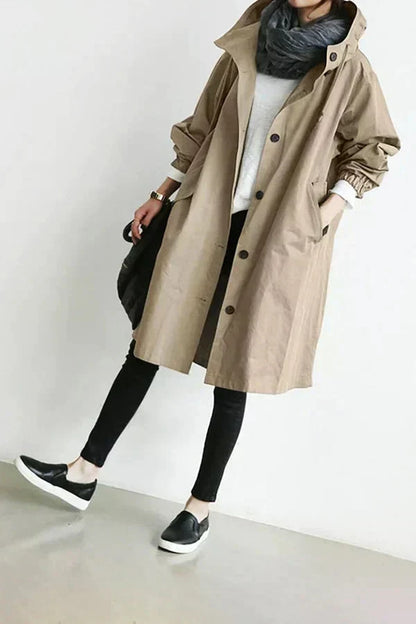 Trench-coat déperlant beige clair à capuche, boutons foncés et manches froncées