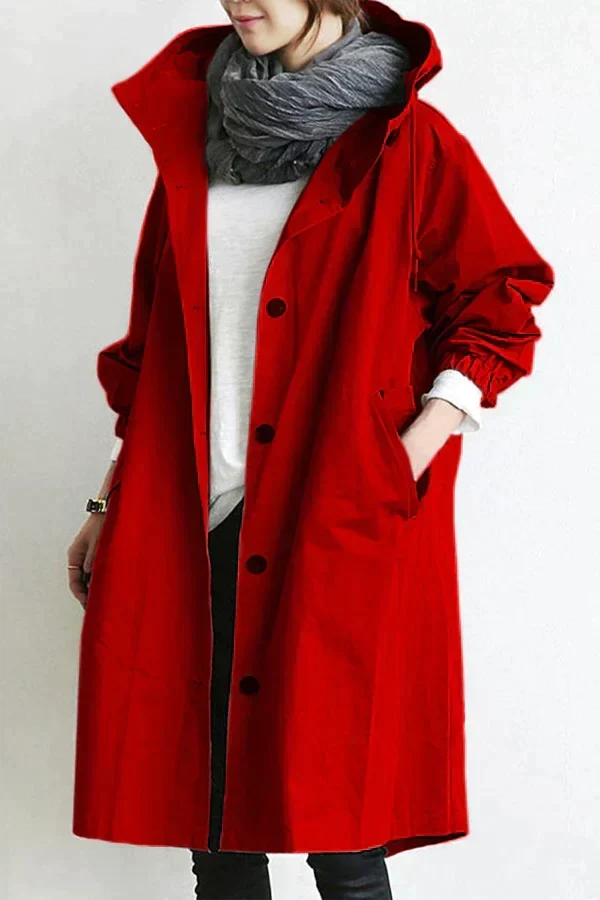 Trench-coat déperlant rouge à capuche, boutonnage noir et col montant