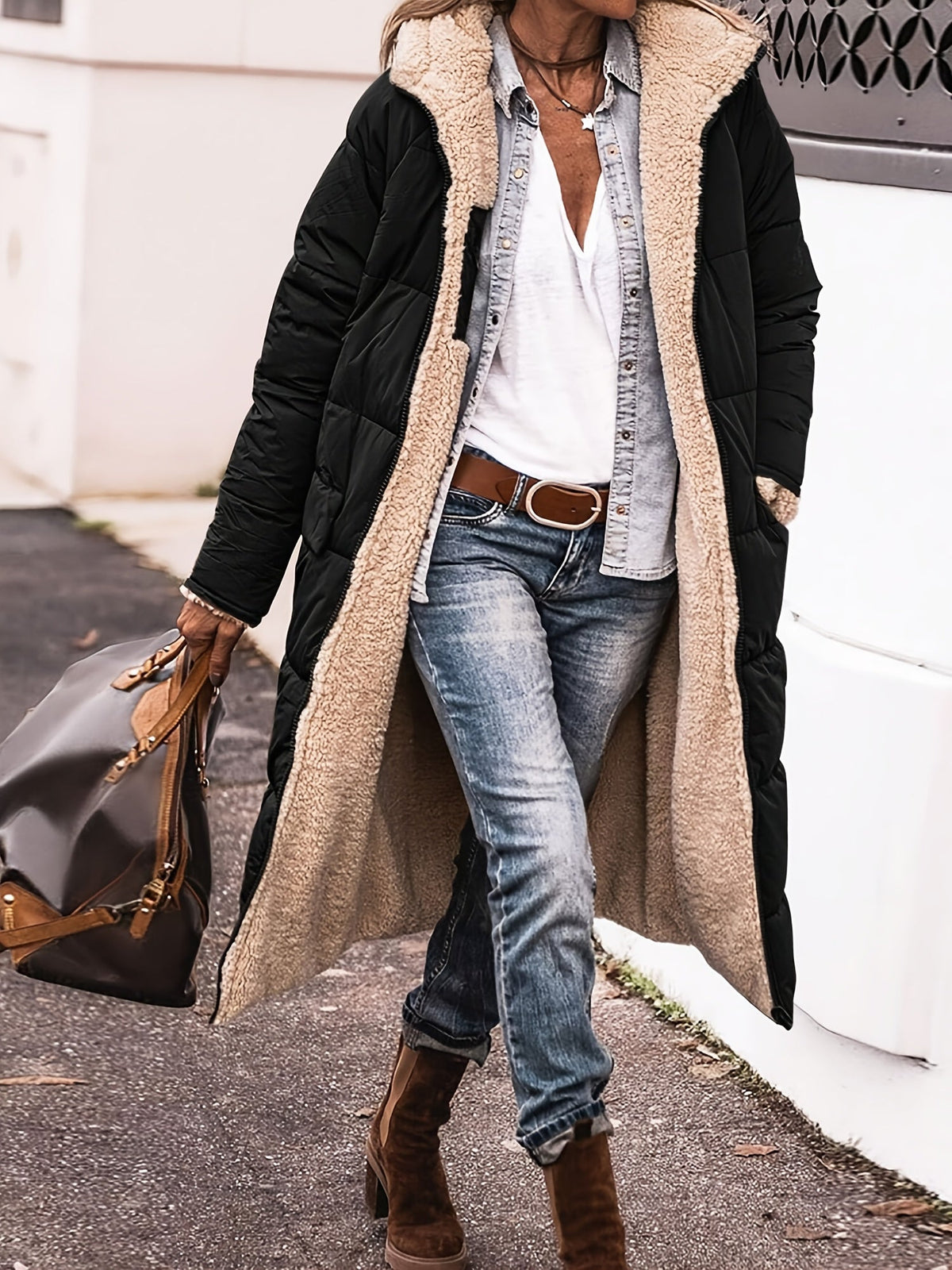 Manteau d’hiver noir à capuche, col et doublure imitation peau de mouton