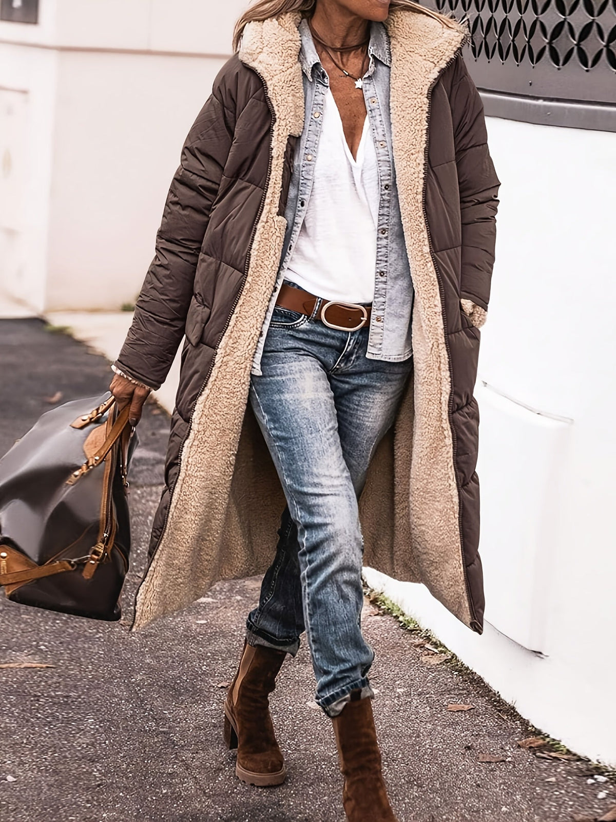 Manteau d’hiver marron à capuche, col en imitation peau de mouton