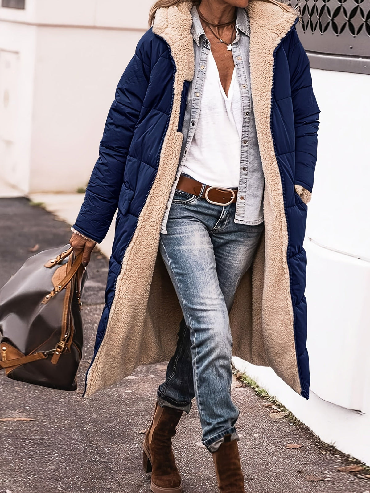 Manteau d’hiver bleu marine à capuche, col en imitation peau de mouton