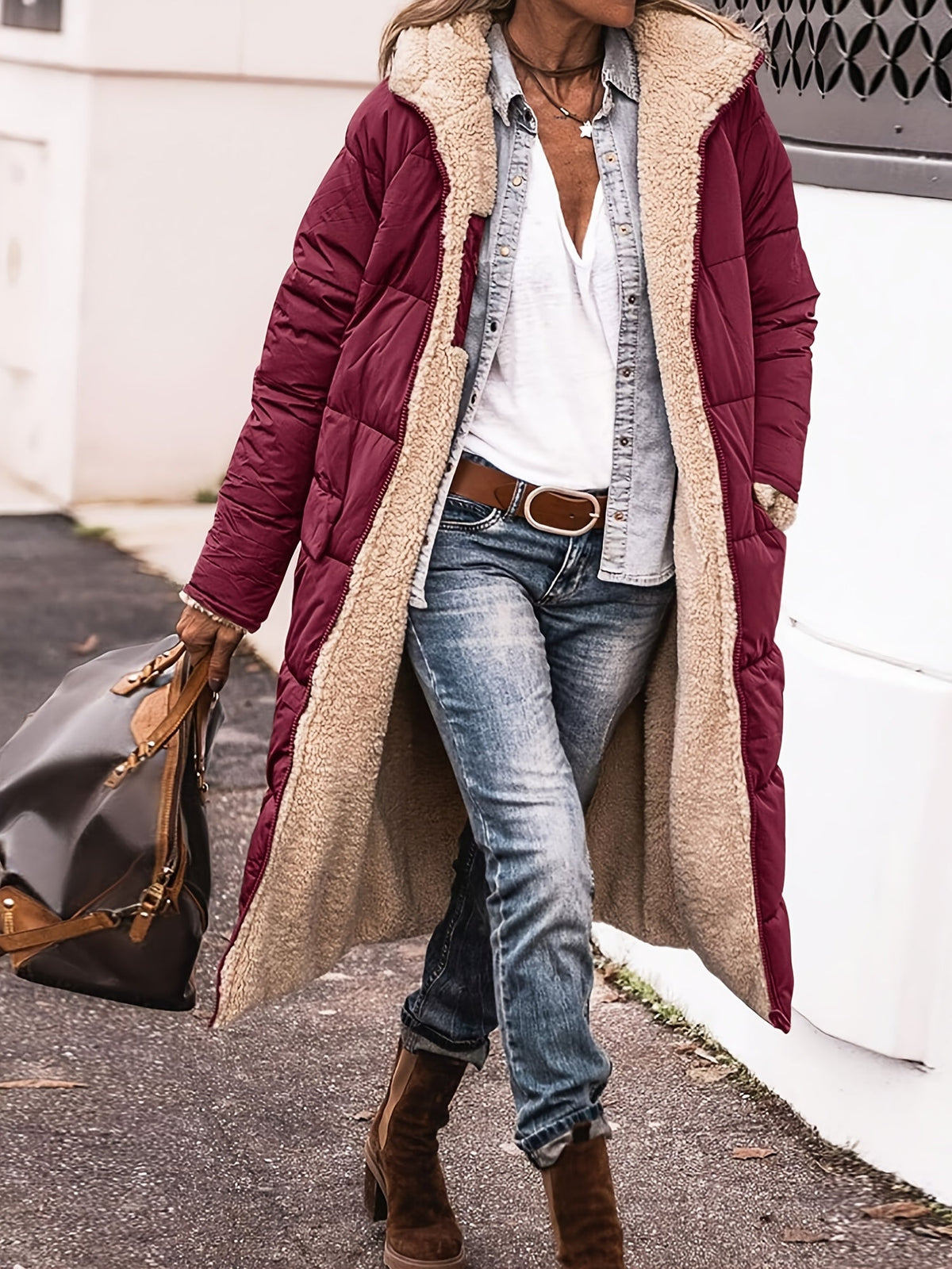 Manteau d’hiver bordeaux à capuche, col en imitation peau de mouton