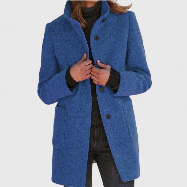 Manteau en laine bleu à boutons, col revers et poches plaquées, coupe droite.
