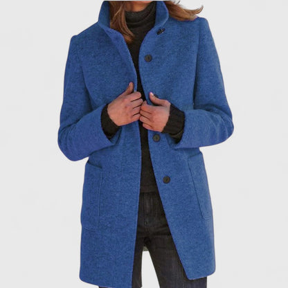 Manteau en laine bleu à boutons, col revers et poches plaquées, coupe droite.