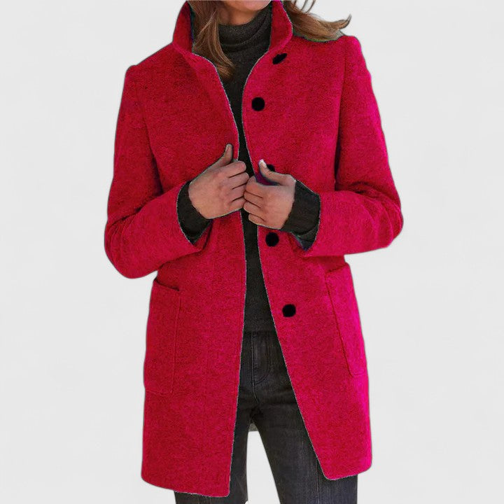 Manteau en laine rouge fuchsia à boutons, col revers et poches plaquées, coupe droite.