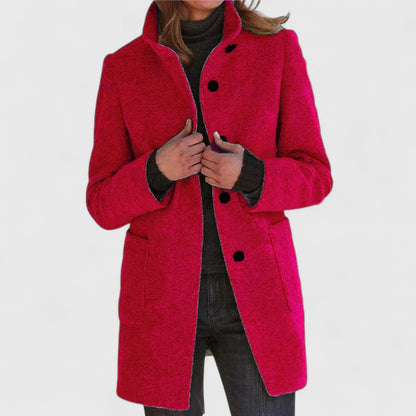 Manteau en laine rouge fuchsia à boutons, col revers et poches plaquées, coupe droite.