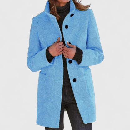 Manteau en laine bleu clair à boutons, col revers et poches plaquées, coupe droite.
