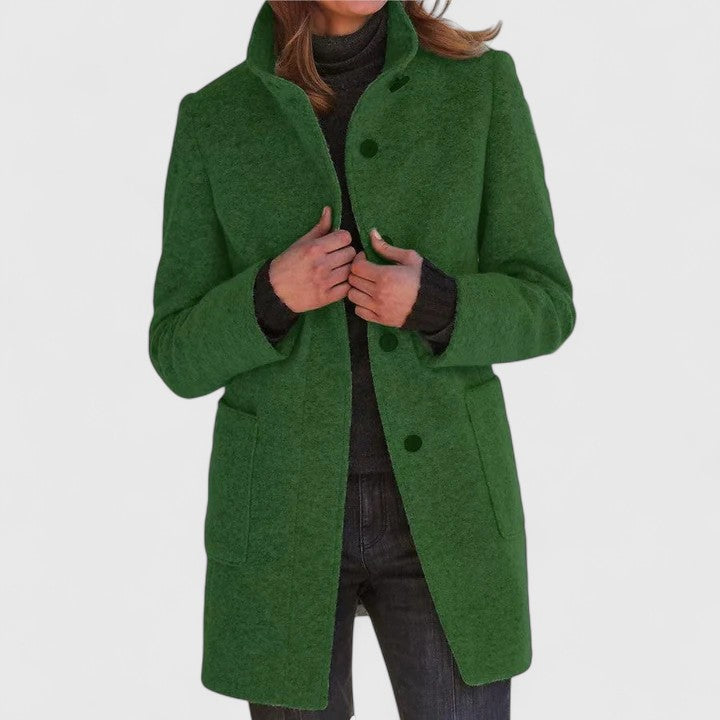 Manteau en laine vert à boutons, col revers et poches plaquées, coupe droite.