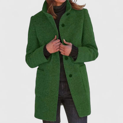 Manteau en laine vert à boutons, col revers et poches plaquées, coupe droite.
