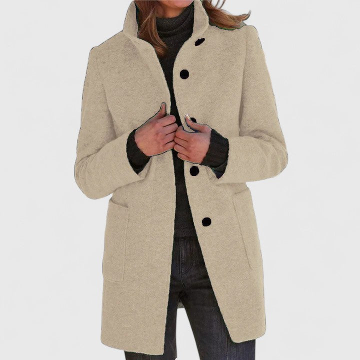 Manteau en laine beige clair à boutons, col revers et poches plaquées, coupe droite.