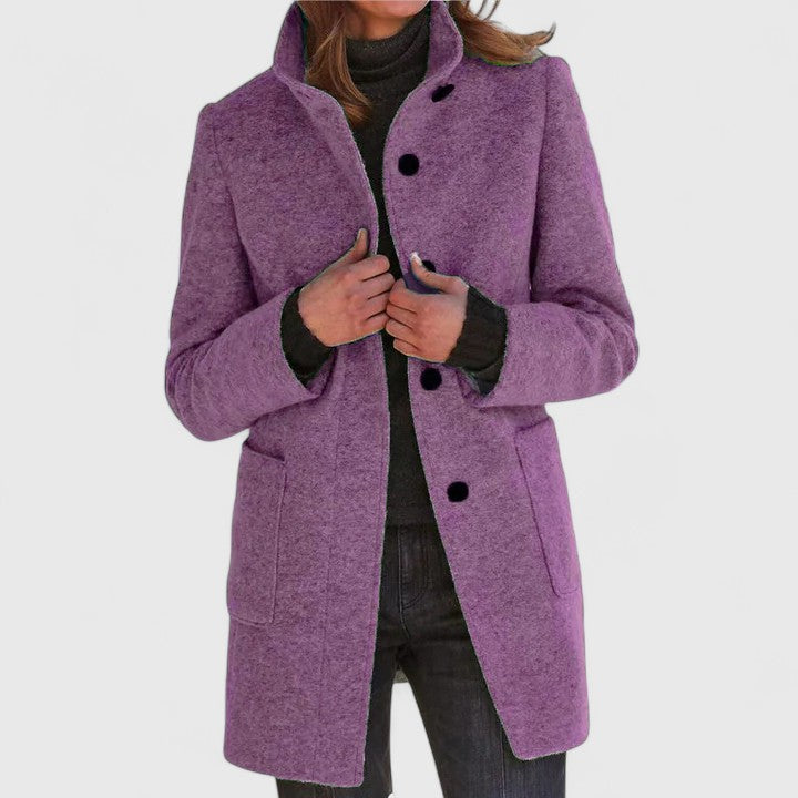 Manteau en laine violet à boutons, col revers et poches plaquées, coupe droite.