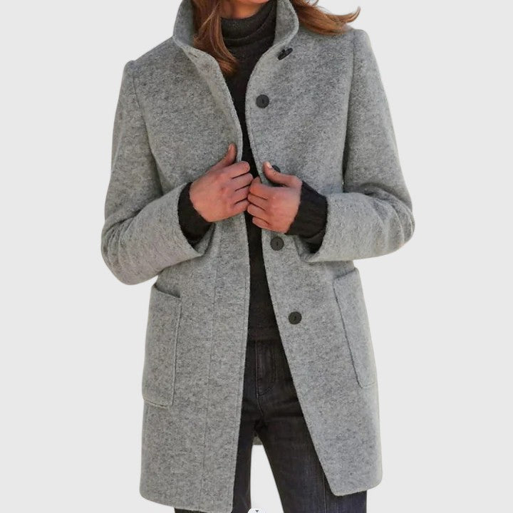 Manteau en laine gris à boutons, col revers et poches plaquées, coupe droite.