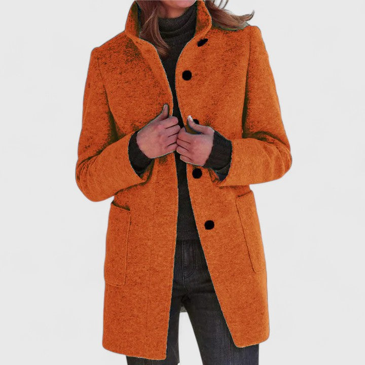 Manteau en laine orange à boutons, col revers et poches plaquées, coupe droite.