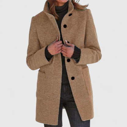 Manteau en laine chameau à boutons, col revers et poches plaquées, coupe droite.