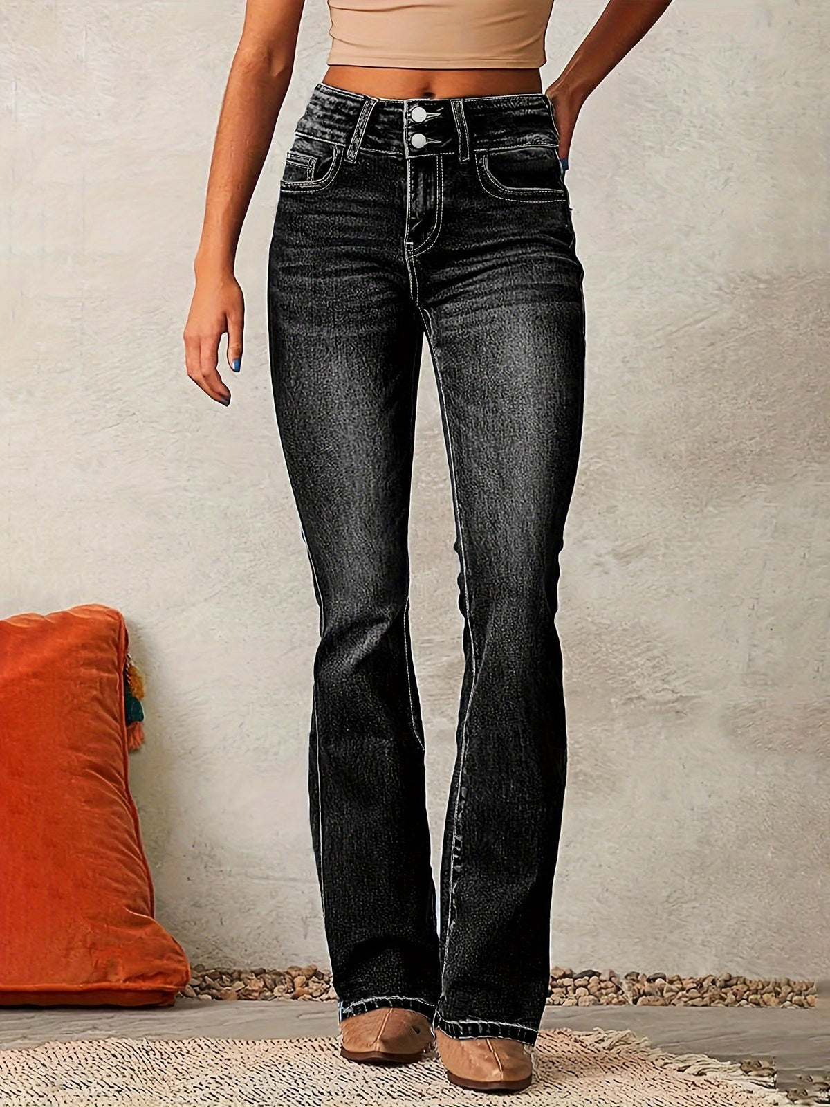 Jean skinny moderne noir, vue de face, fermeture boutonnée et coutures