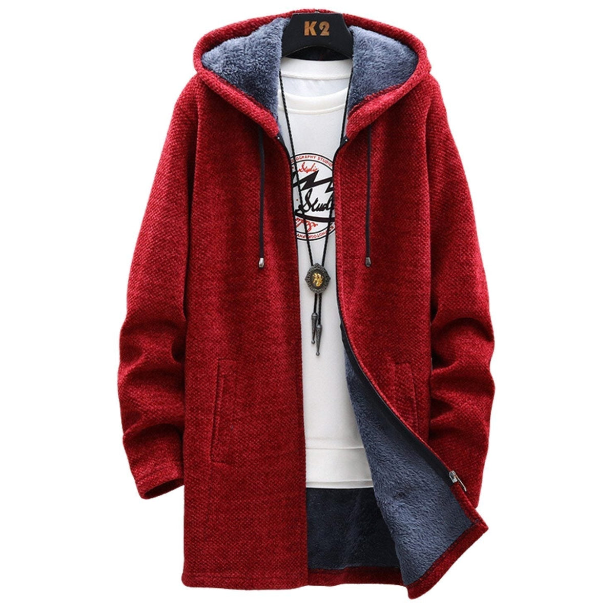 Cardigan zippé à capuche rouge, doublure contrastée bleu foncé, cordons et poches latérales.