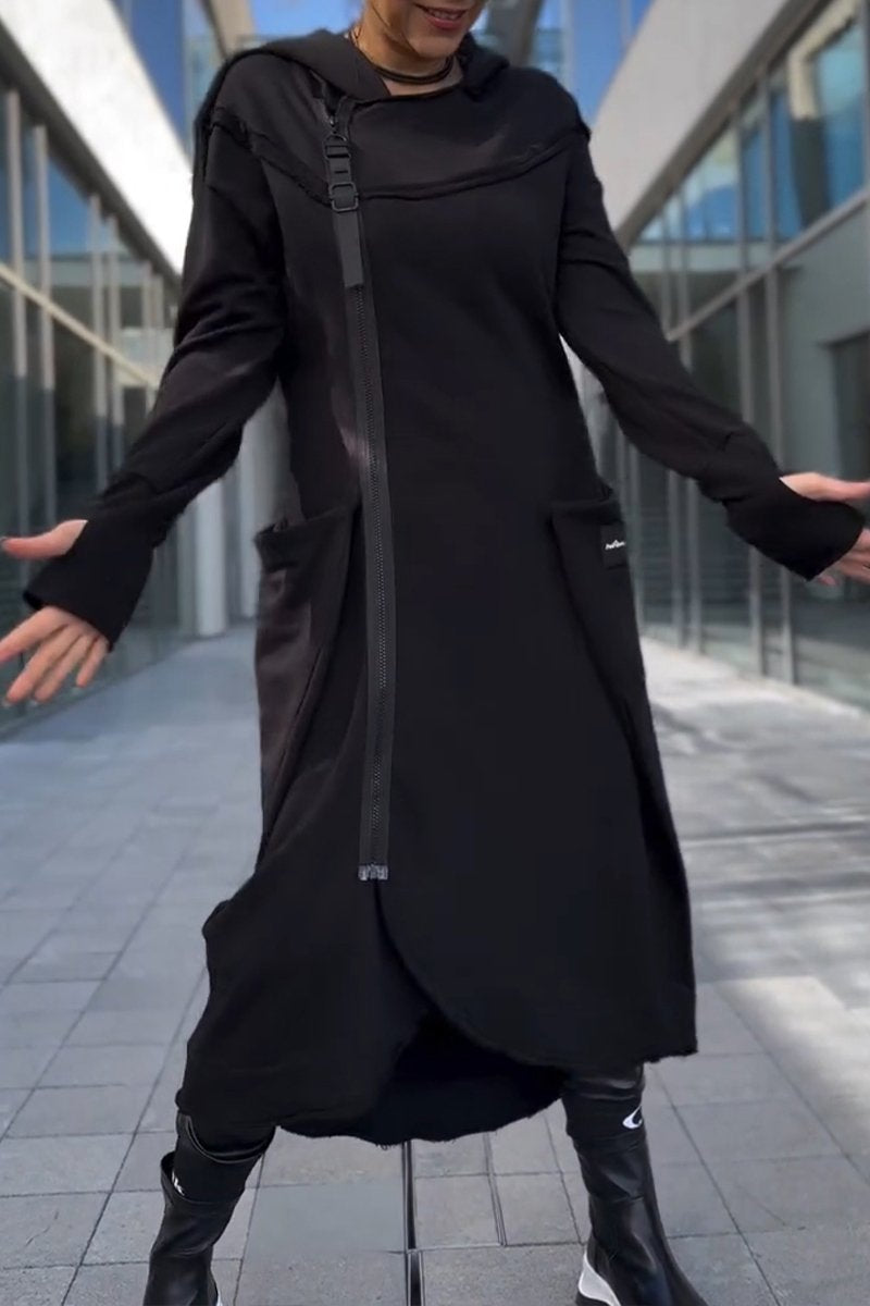 Robe à capuche Hildegard noire, capuche, fermeture zippée, coupe longue et ample.