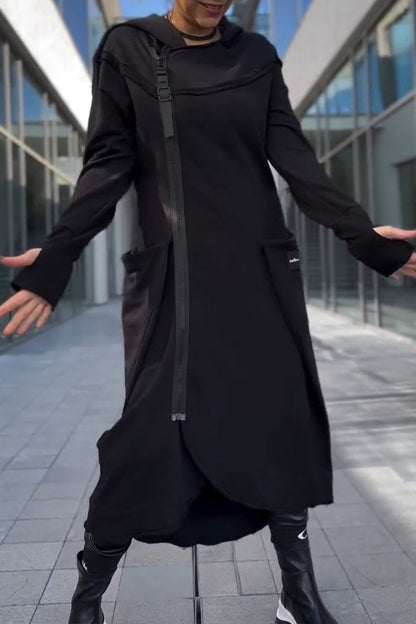 Robe à capuche Hildegard noire, capuche, fermeture zippée, coupe longue et ample.