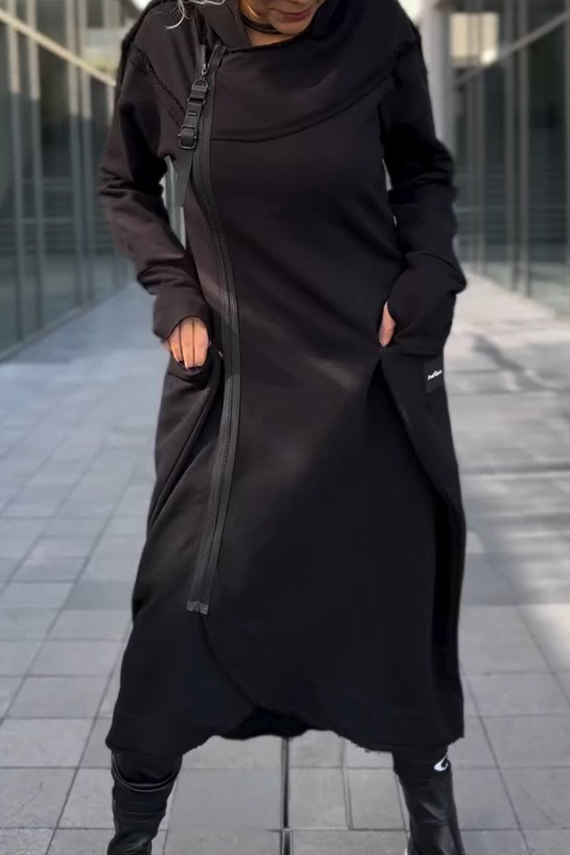 Robe à capuche Hildegard noire, fermeture zippée, poches latérales, ourlet asymétrique.