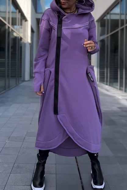 Robe à capuche Hildegard violette, fermeture zippée, poche plaquée, ourlet en biais.