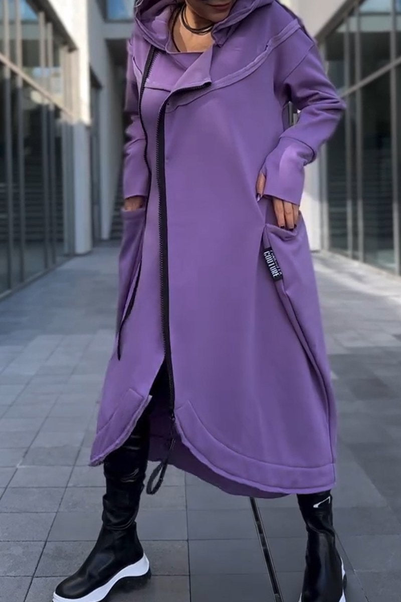 Robe à capuche Hildegard violette, fermeture zippée, poches latérales, coupe longue.