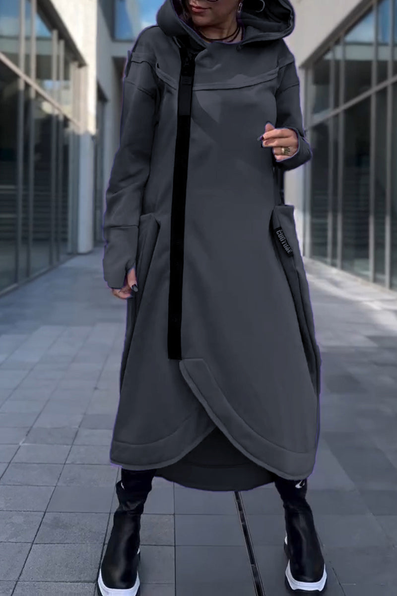 Robe à capuche Hildegard grise foncée, fermeture zippée, poches latérales, ourlet asymétrique.