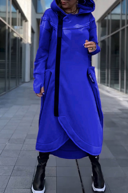 Robe à capuche Hildegard bleue, fermeture zippée, poches latérales, bas asymétrique.